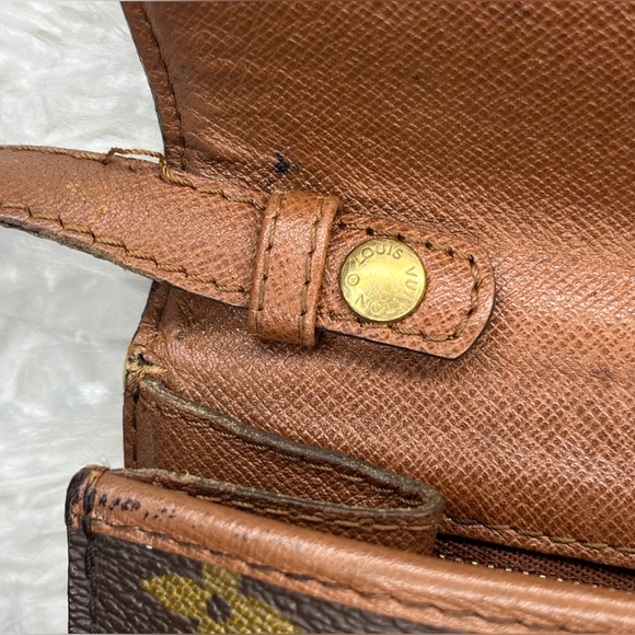 Louis Vuitton Monogram Bordeaux 24 Shoulder Bag M51798. - Picture 8 of 15